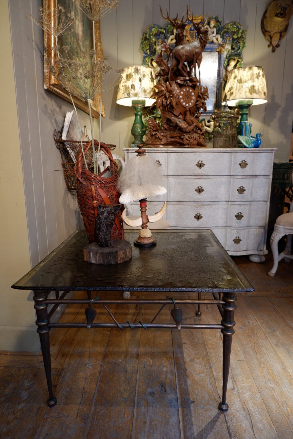 Table basse base en bronze motif liane de feuilles entrelacées et plateau en verre fumé grené - Ca1970 – Image 6