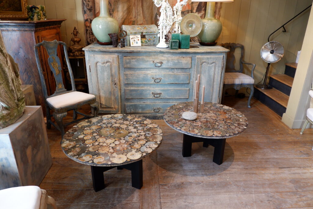 Table basse plateau en ammonites sur base en métal laque noir – Image 7