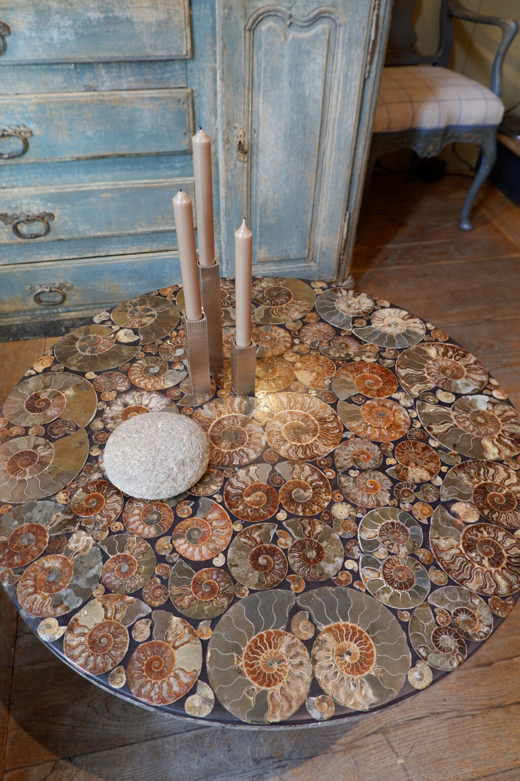 Table basse plateau en ammonites sur base en métal laque noir – Image 4