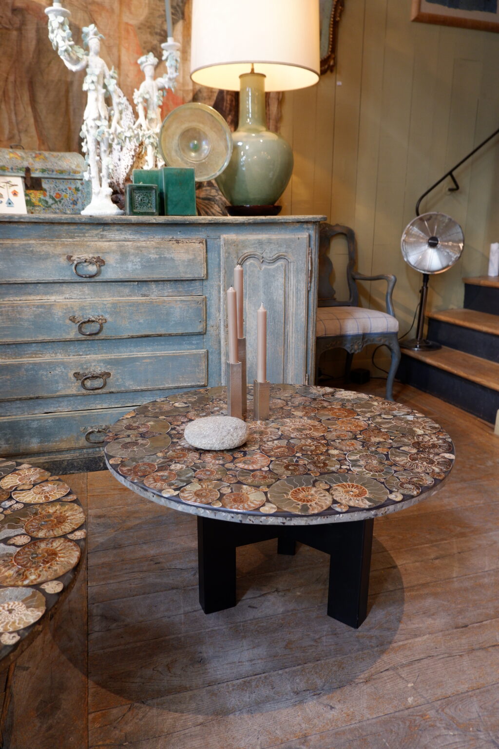 Table basse plateau en ammonites sur base en métal laque noir – Image 3