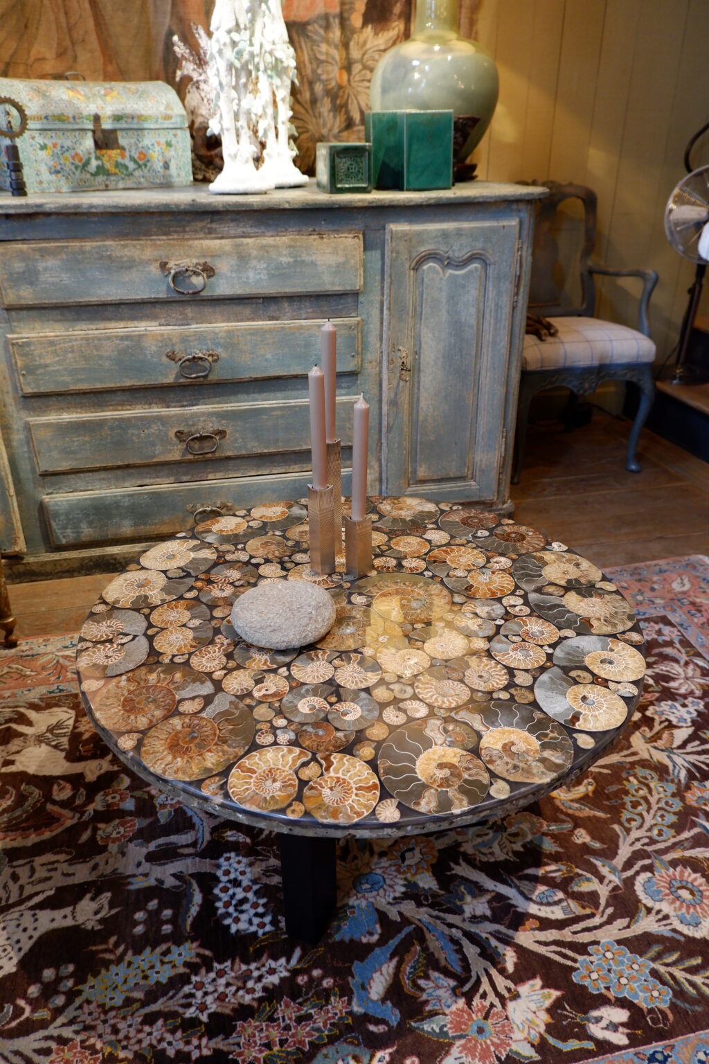 Table basse plateau en ammonites sur base en métal laque noir – Image 5