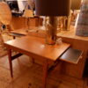 Paire de side-tables en teck clair et tablette noire - Par Johannes Andersen -Danemark ca.1960