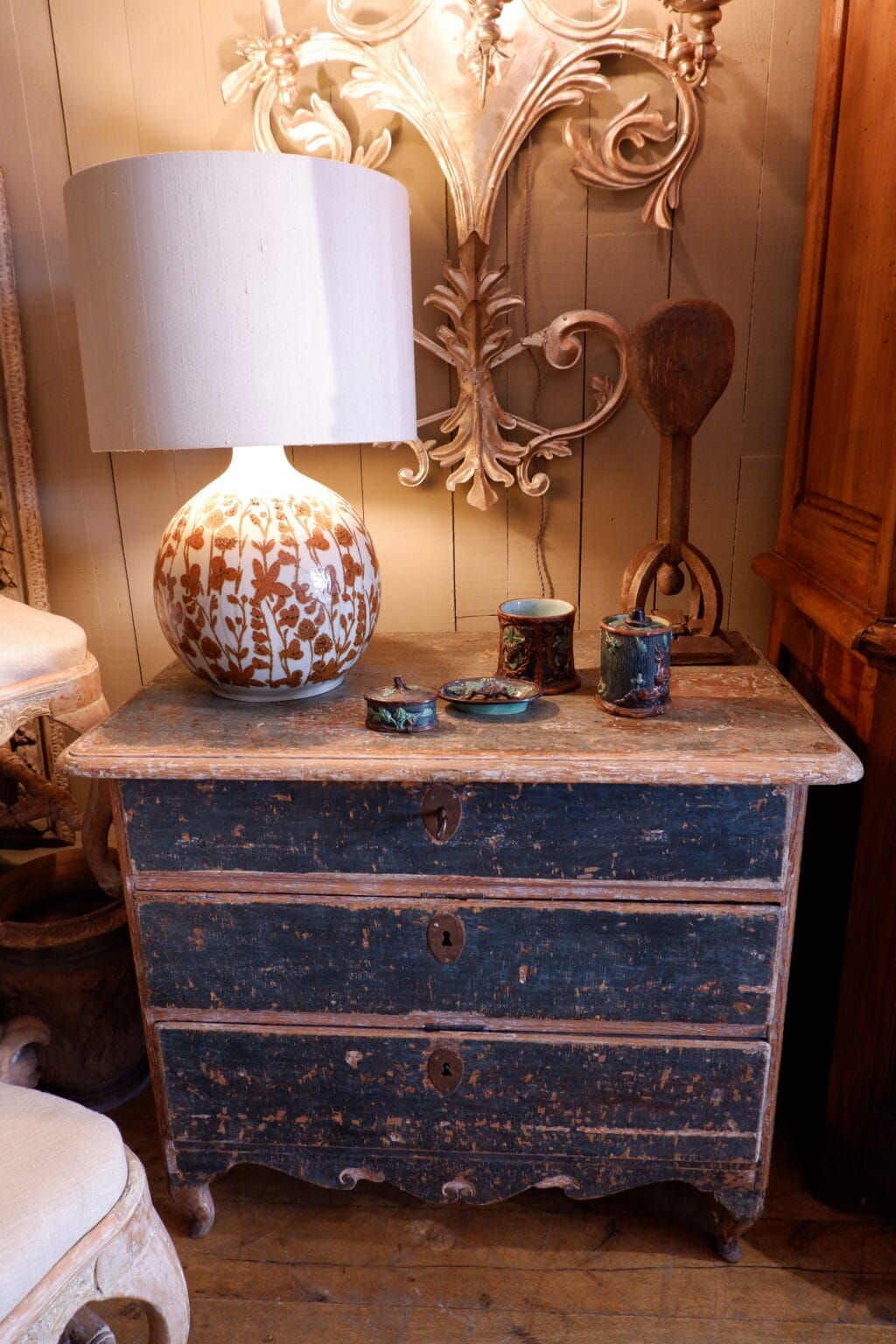 Gustavian chest of drawers with original blue patina on curved legs - Sweden 18th century - Image 4
