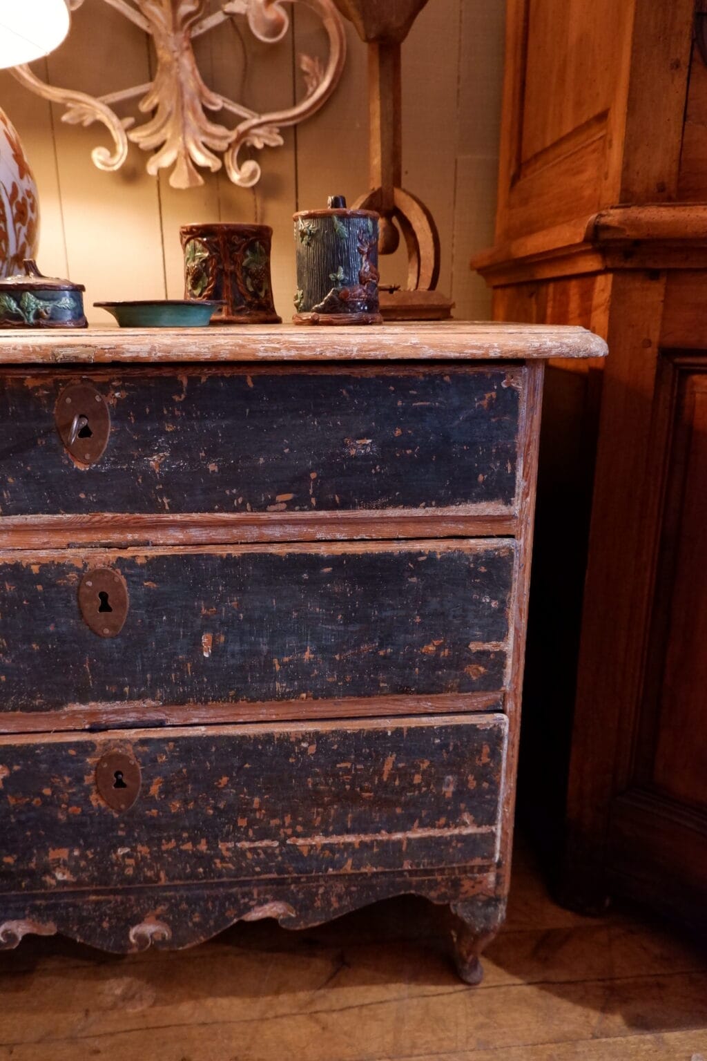 Gustavian chest of drawers with original blue patina on curved legs - Sweden 18th century - Image 12