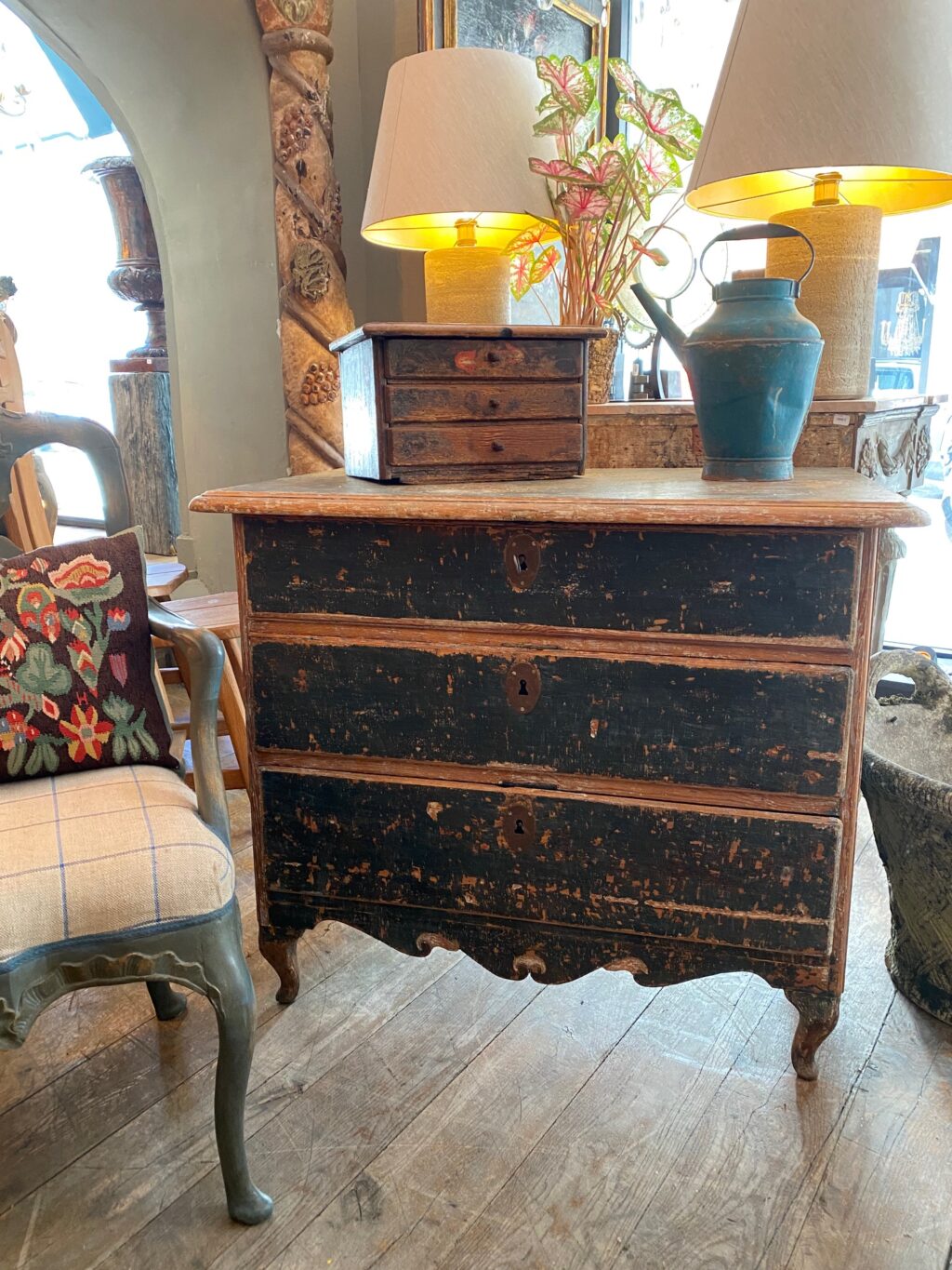 Gustavian chest of drawers with original blue patina on curved legs - Sweden 18th century - Image 3