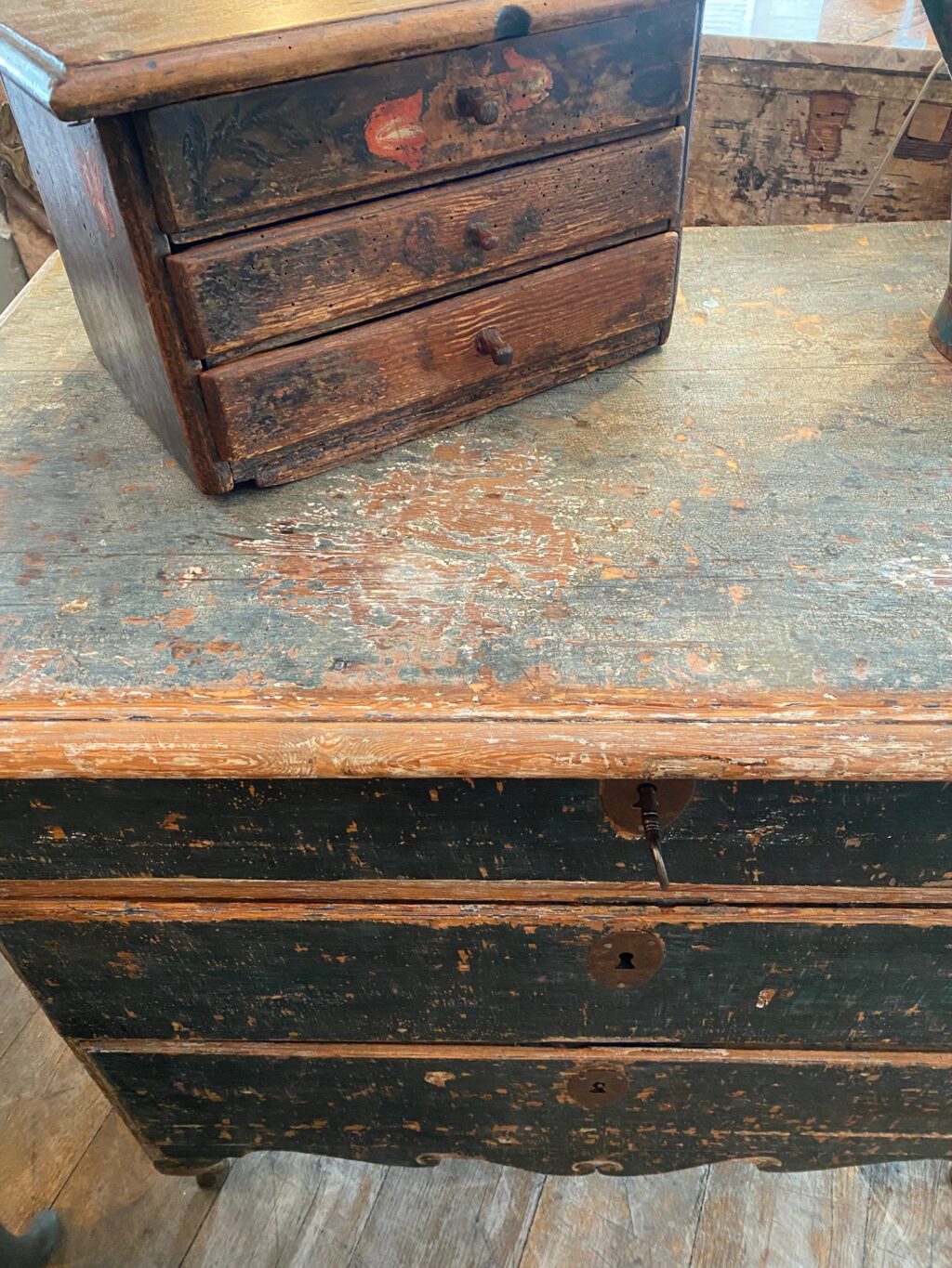 Gustavian chest of drawers with original blue patina on curved legs - Sweden 18th century - Image 10