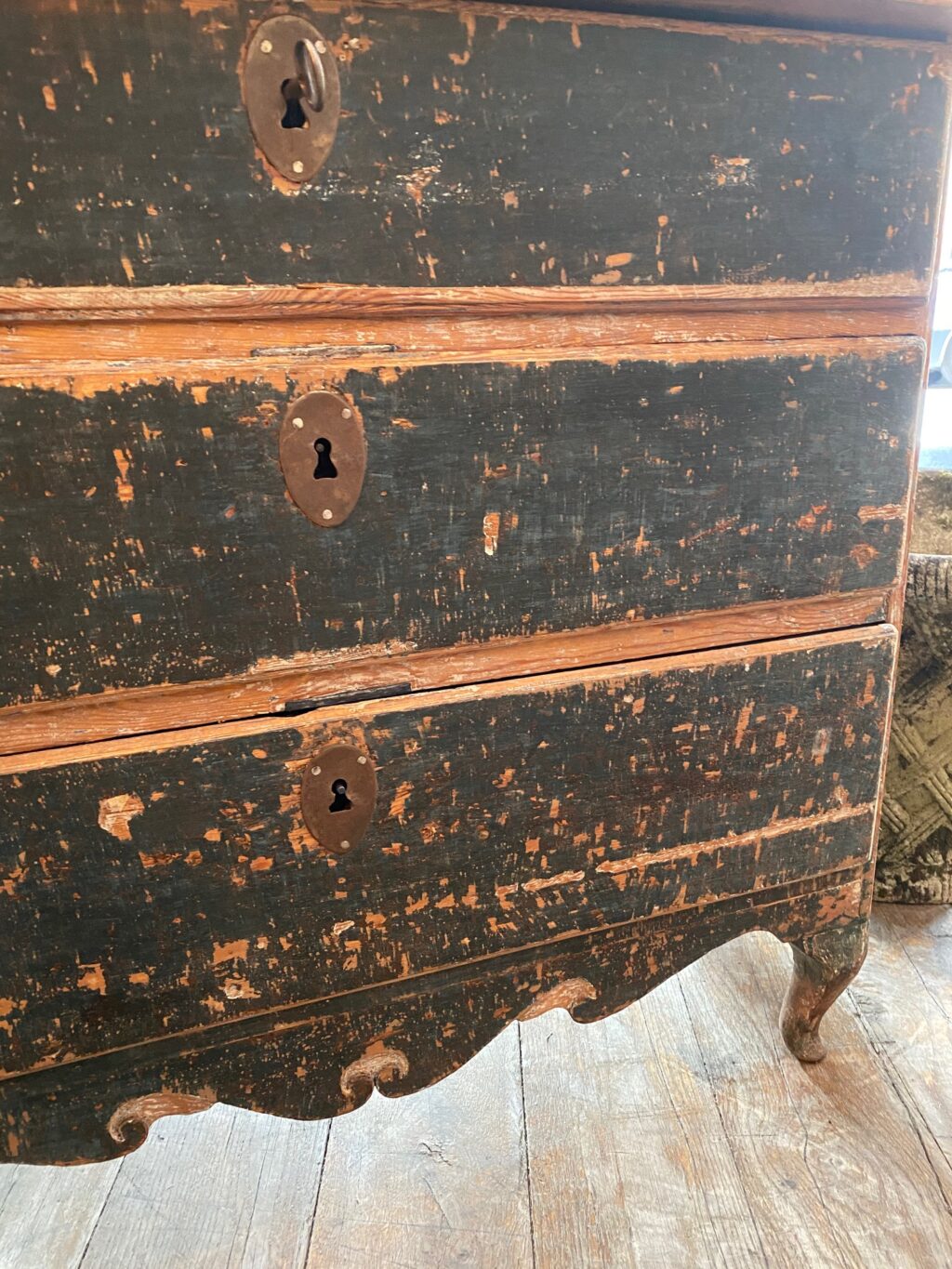 Gustavian chest of drawers with original blue patina on curved legs - Sweden 18th century - Image 11
