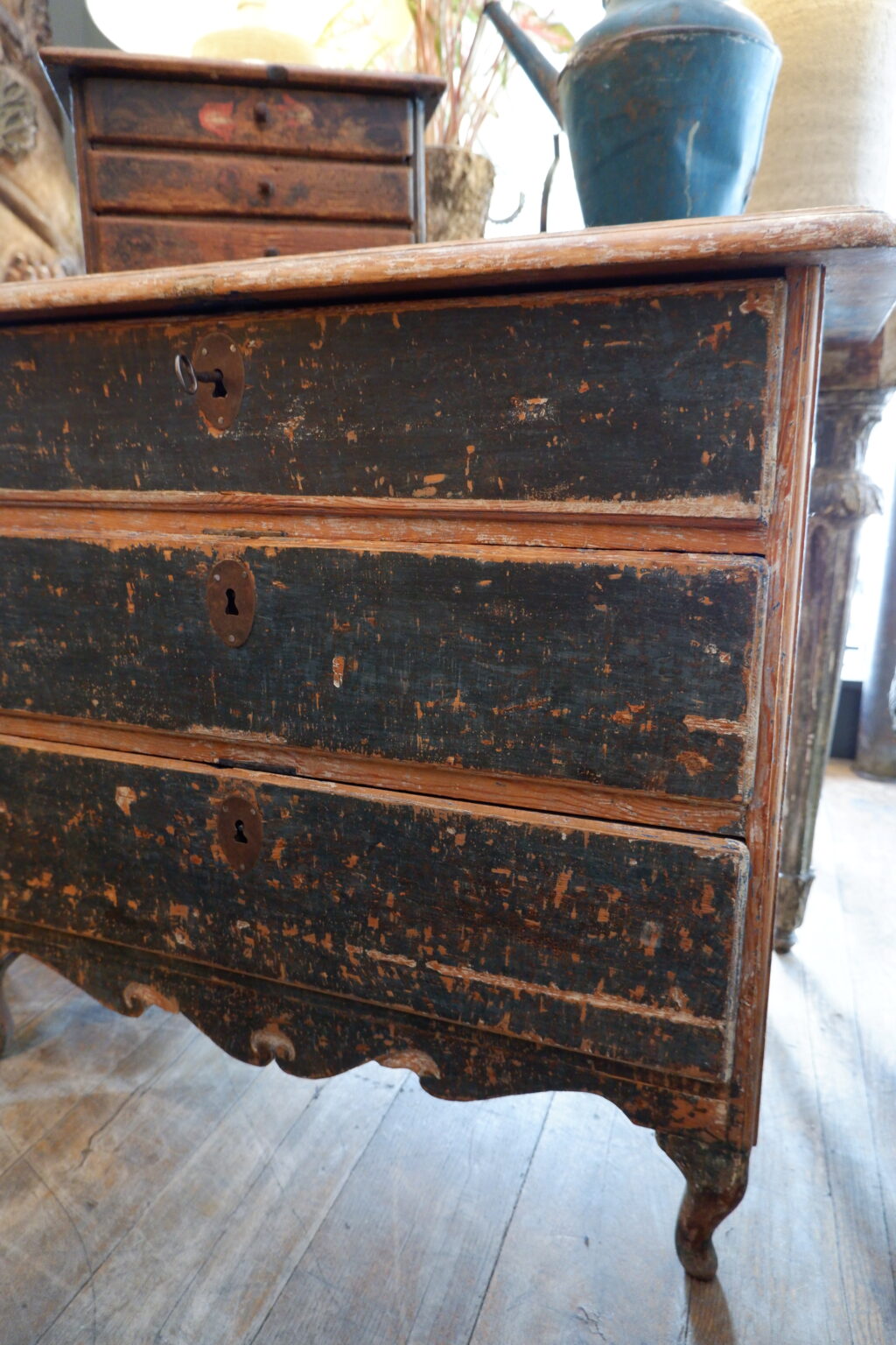 Gustavian chest of drawers with original blue patina on curved legs - Sweden 18th century - Image 7