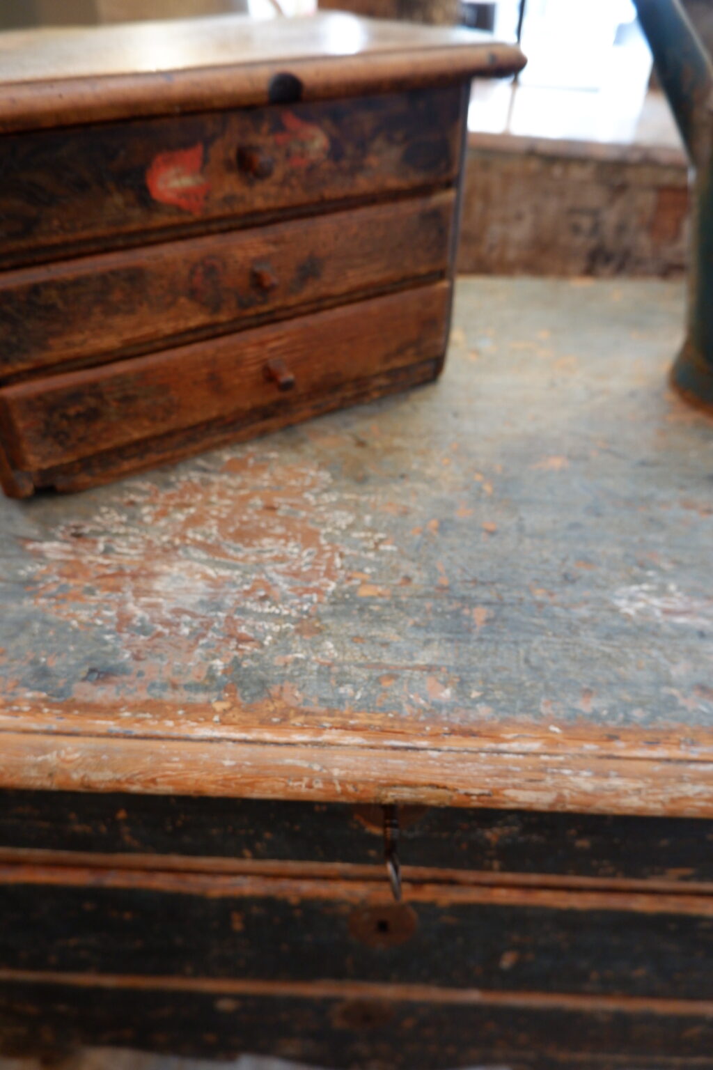Gustavian chest of drawers with original blue patina on curved legs - Sweden 18th century - Image 8