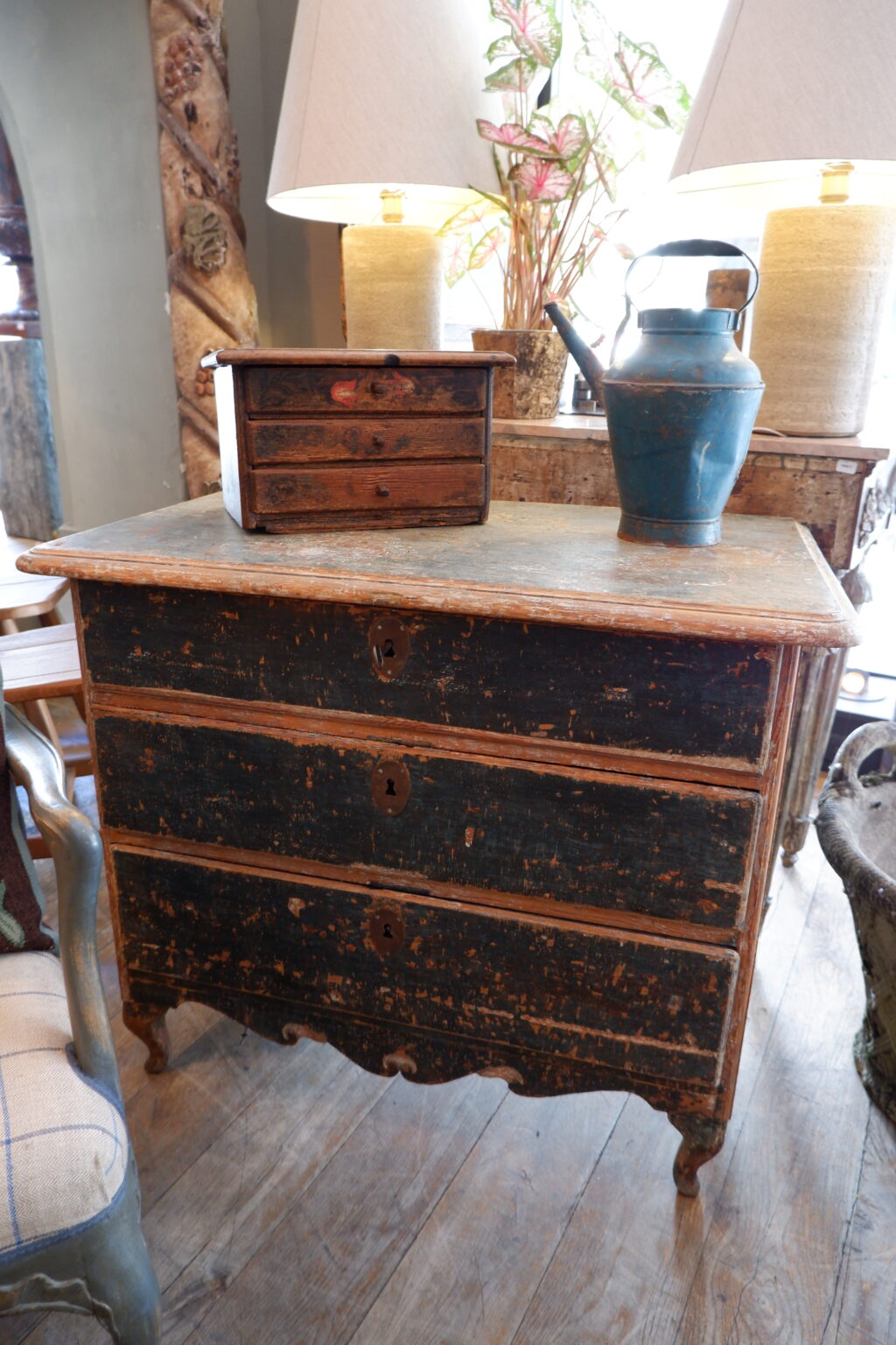 Gustavian chest of drawers with original blue patina on curved legs - Sweden 18th century - Image 5