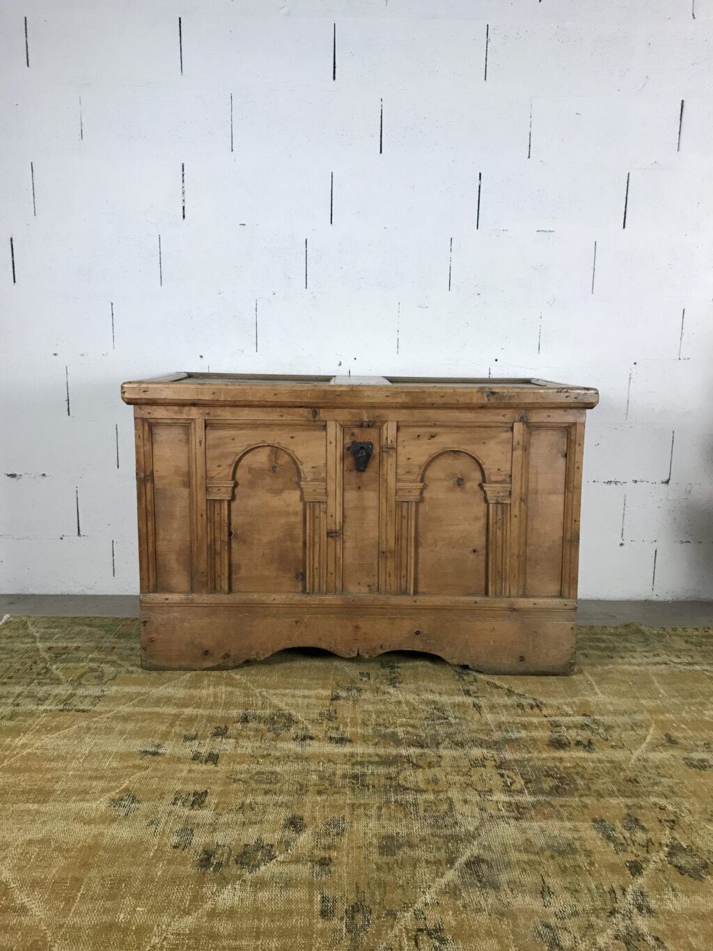 Large chest in natural wood Alpage Northern Italy