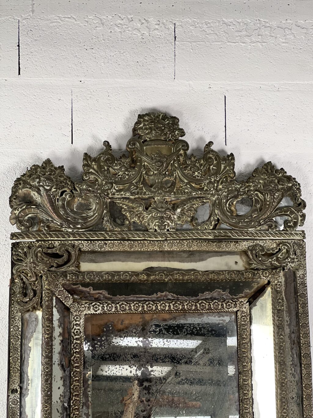 Grand miroir en métal repoussé style empire – Image 2