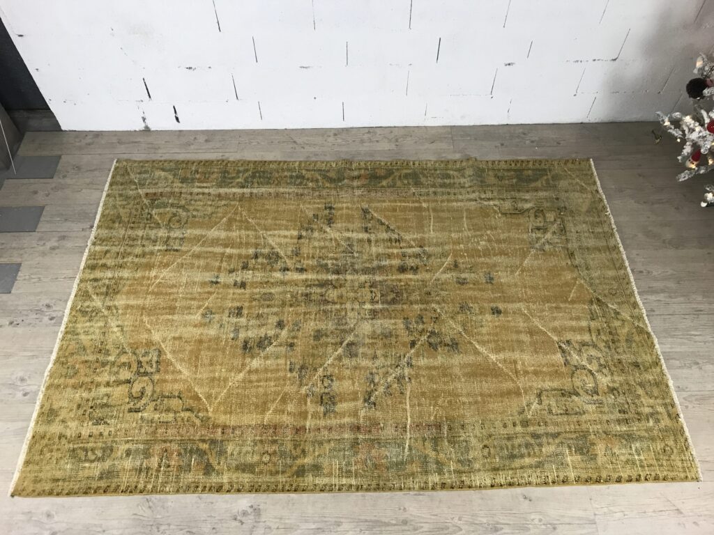 Tapis en laine tissé main vintage jaune