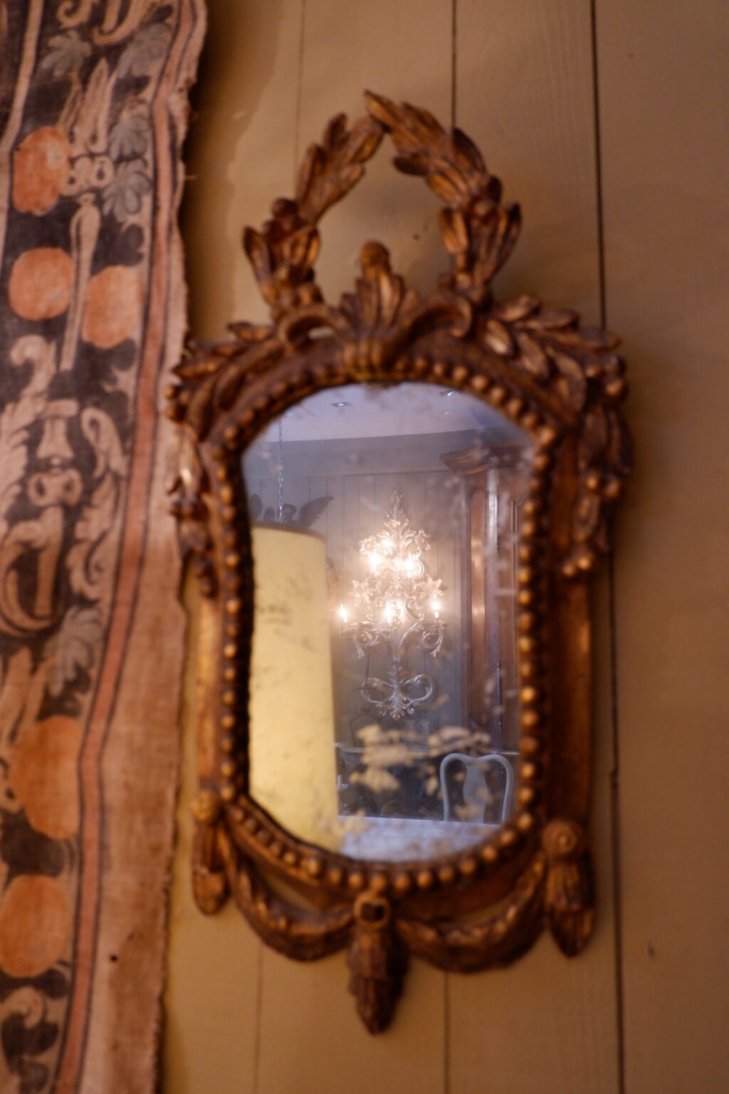 Paire d'appliques miroirs Louis XV en bois sculpté, patine bronze. France XIXe – Image 2