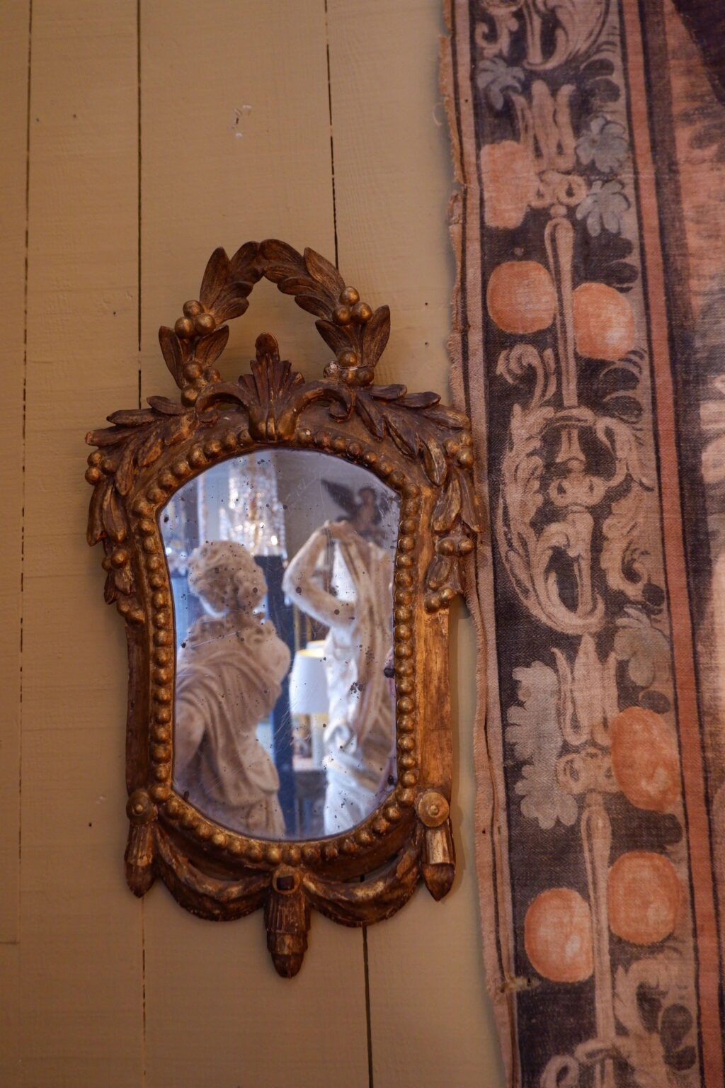 Paire d'appliques miroirs Louis XV en bois sculpté, patine bronze. France XIXe