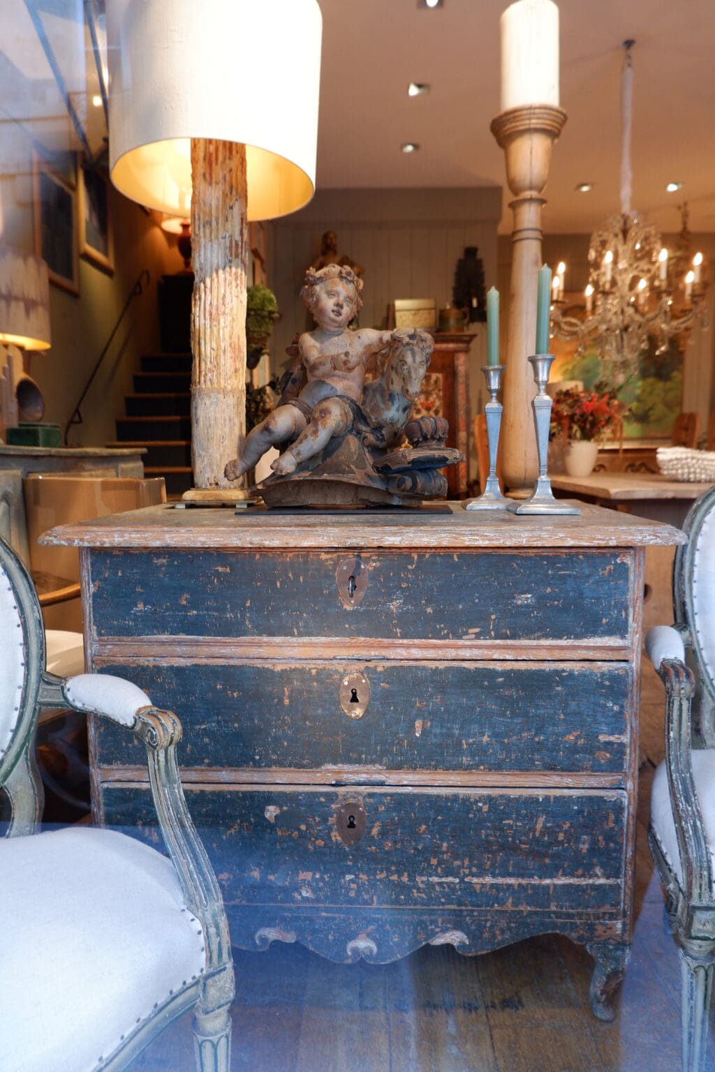 Gustavian chest of drawers with original blue patina on curved legs - Sweden 18th century