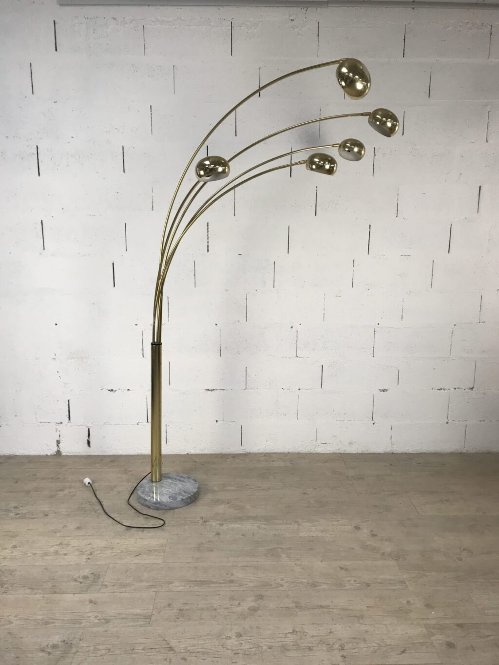 Lampadaire 5 branches orientables en laiton doré et base en marbre – Image 10