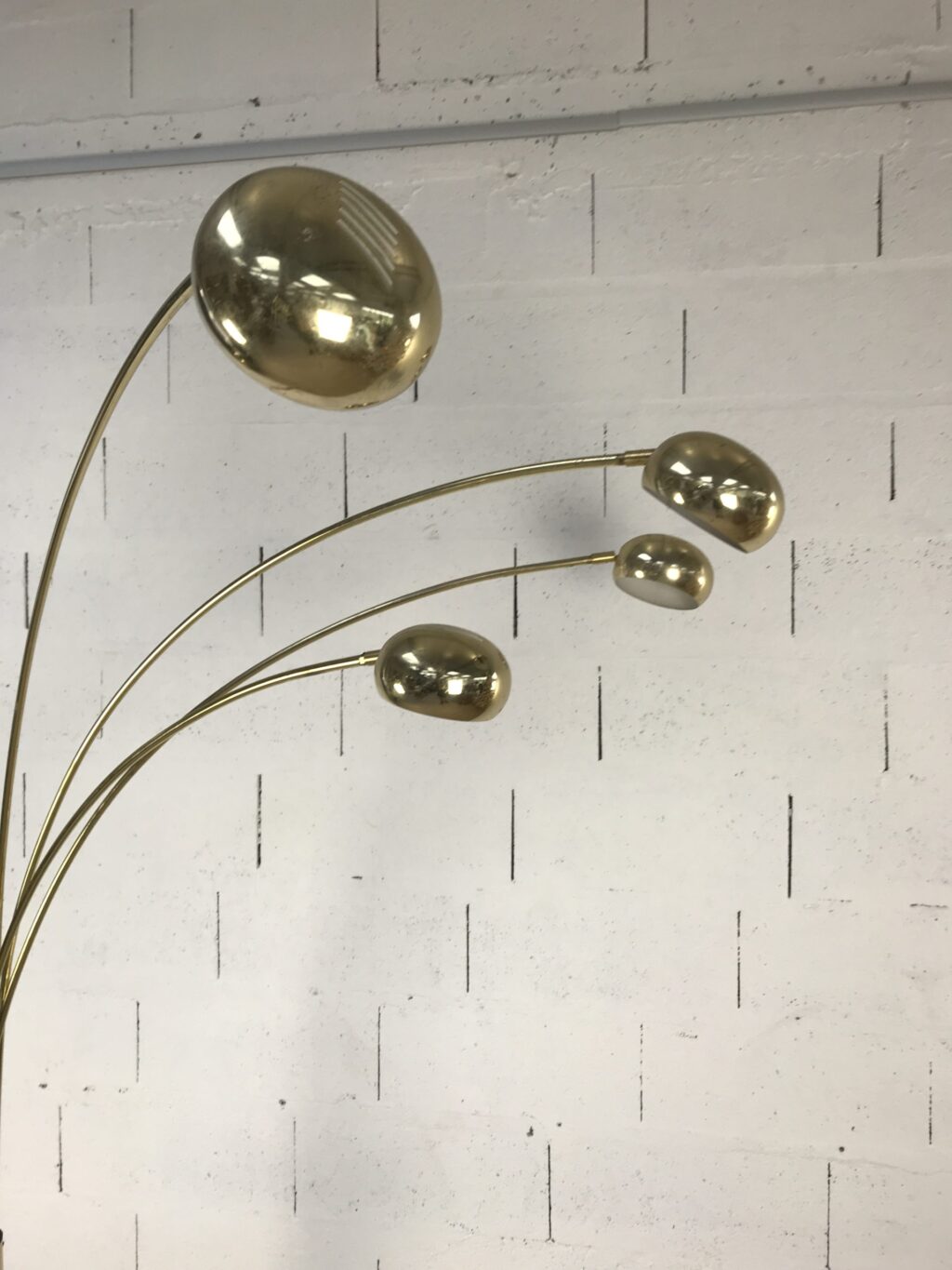 Lampadaire 5 branches orientables en laiton doré et base en marbre – Image 5