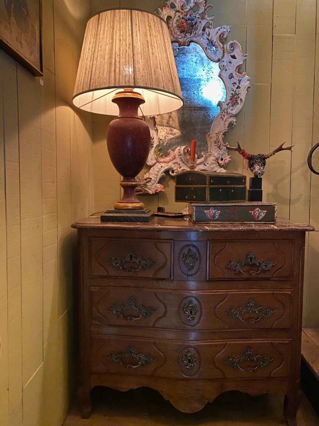 Petite commode régence 4 tiroirs en bois naturel et plateau en marbre rouge ca.1720 – Image 2