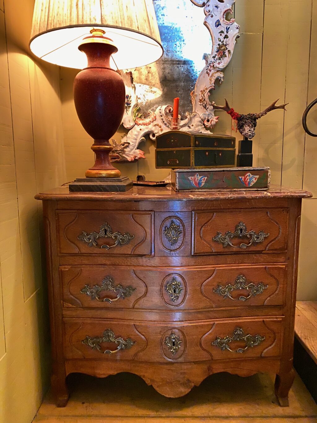 Petite commode régence 4 tiroirs en bois naturel et plateau en marbre rouge ca.1720