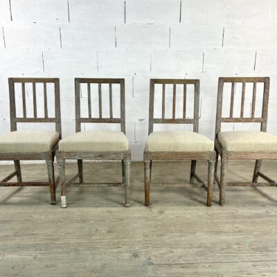 Suite de 4 chaises gustavienness