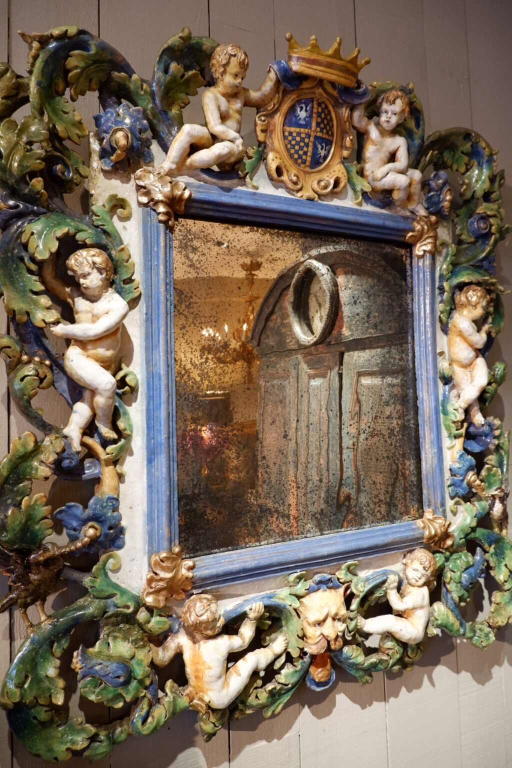 Grand miroir orné de Putti et d'une couronne sur blason- en faïence vernissée polychrome - Italie XIXe