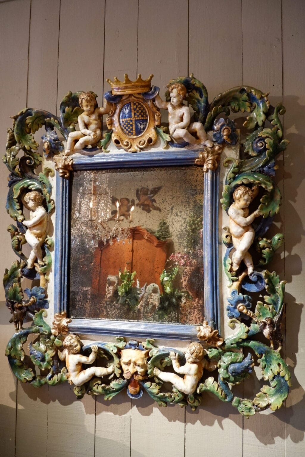 Grand miroir orné de Putti et d'une couronne sur blason- en faïence vernissée polychrome - Italie XIXe – Image 7