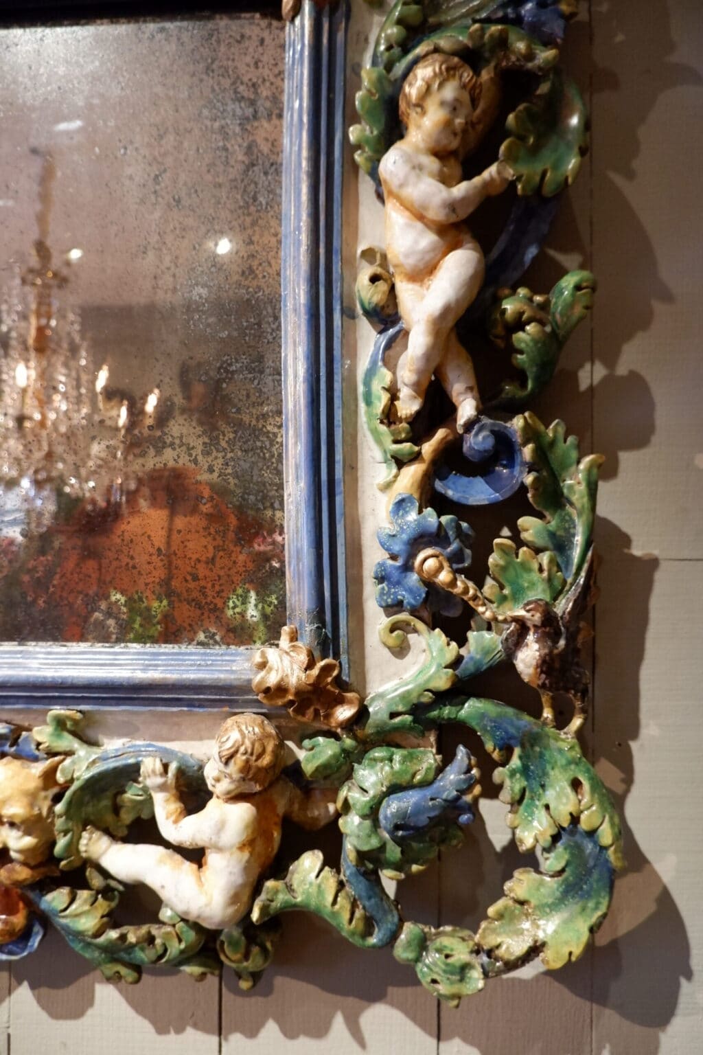 Grand miroir orné de Putti et d'une couronne sur blason- en faïence vernissée polychrome - Italie XIXe – Image 10