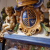 Grand miroir orné de Putti et d'une couronne sur blason- en faïence vernissée polychrome - Italie XIXe – Image 5