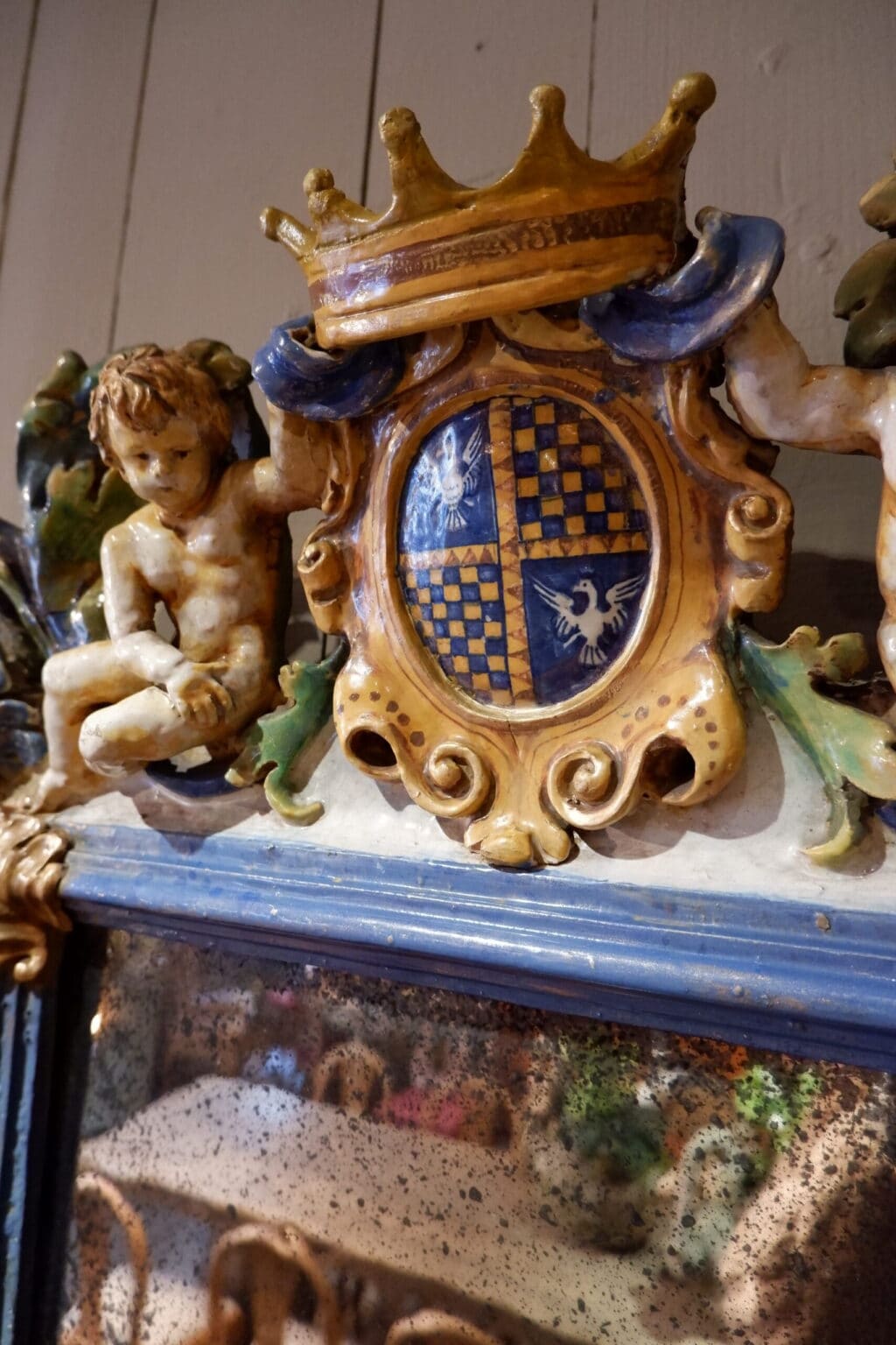 Grand miroir orné de Putti et d'une couronne sur blason- en faïence vernissée polychrome - Italie XIXe – Image 5