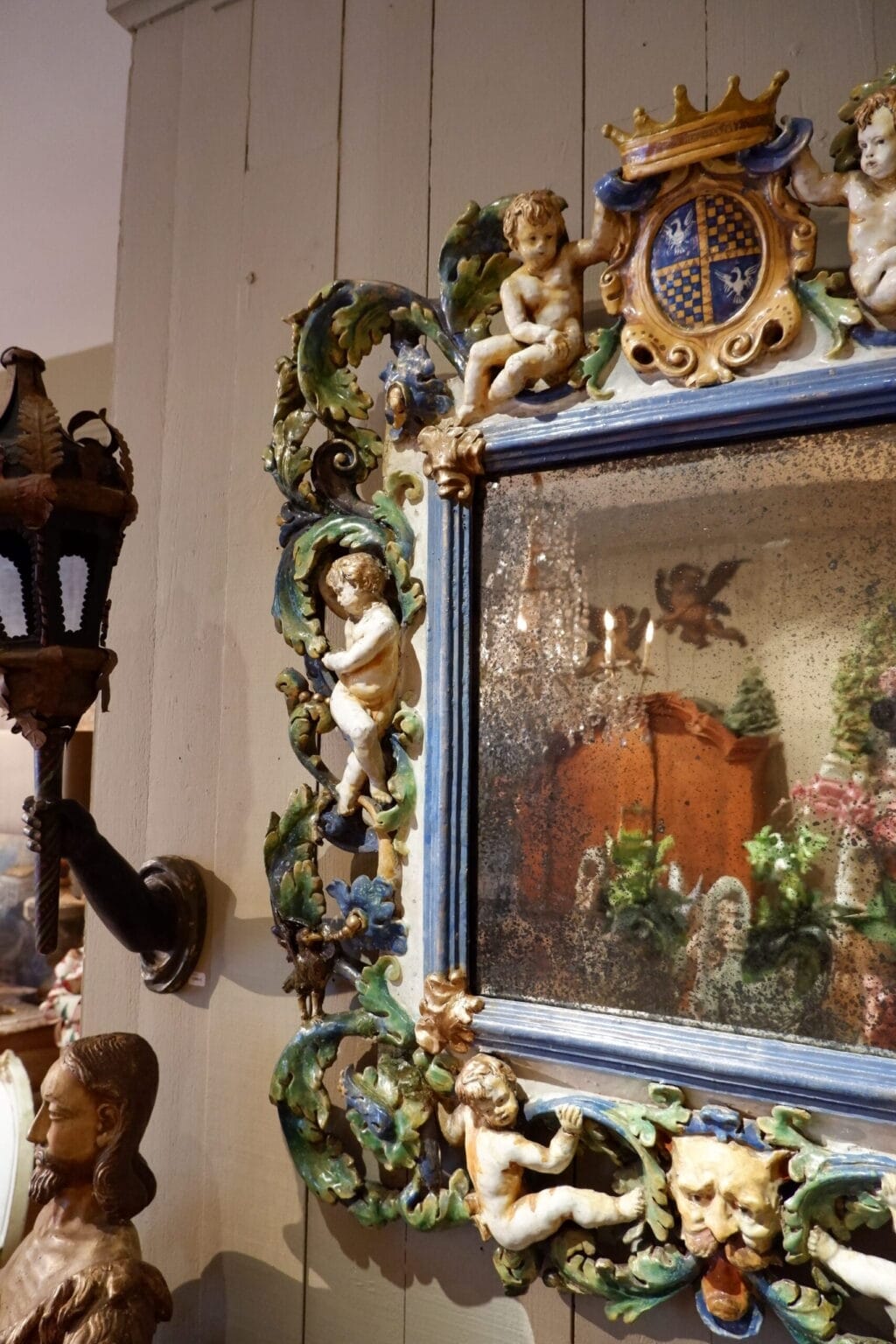 Grand miroir orné de Putti et d'une couronne sur blason- en faïence vernissée polychrome - Italie XIXe – Image 3