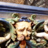 Grand miroir orné de Putti et d'une couronne sur blason- en faïence vernissée polychrome - Italie XIXe – Image 6