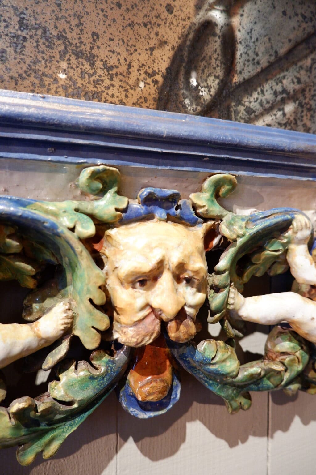 Grand miroir orné de Putti et d'une couronne sur blason- en faïence vernissée polychrome - Italie XIXe – Image 6