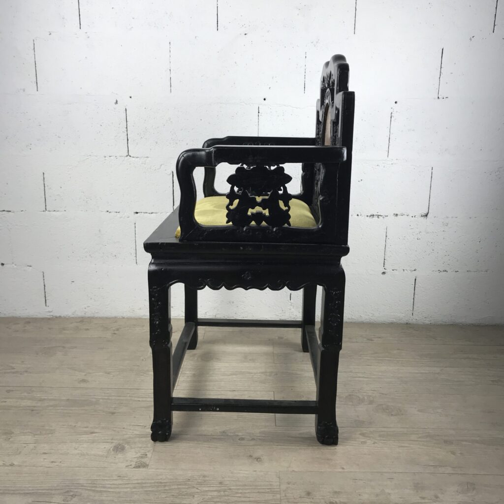 Fauteuil chinois en bois sculpté et marbre rouge pâle. – Image 2