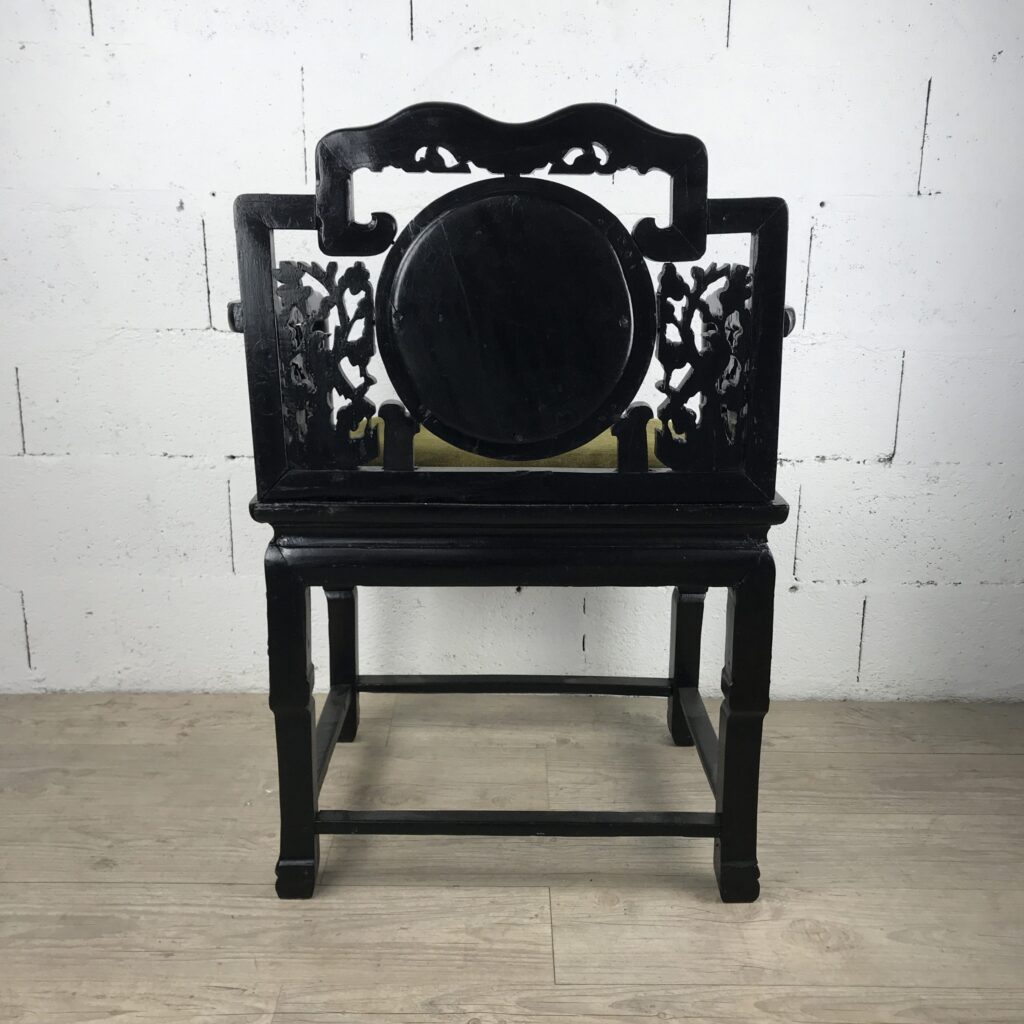 Fauteuil chinois en bois sculpté et marbre rouge pâle. – Image 3