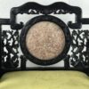 Fauteuil chinois en bois sculpté et marbre rouge pâle. – Image 4