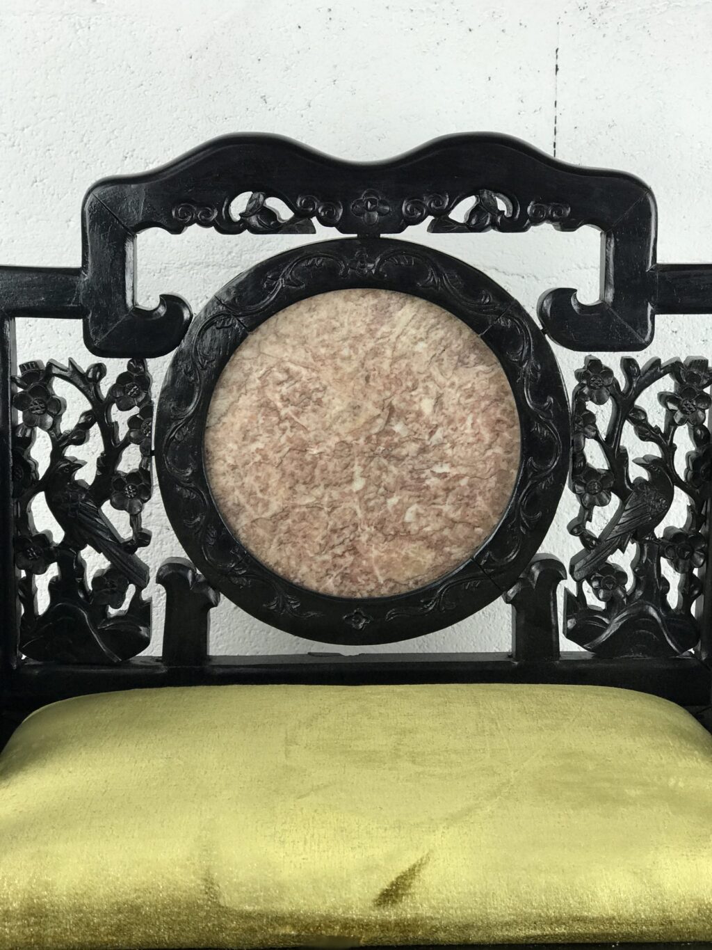 Fauteuil chinois en bois sculpté et marbre rouge pâle. – Image 4