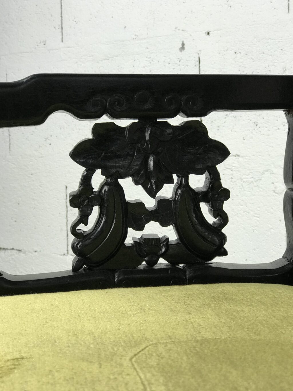 Fauteuil chinois en bois sculpté et marbre rouge pâle. – Image 5