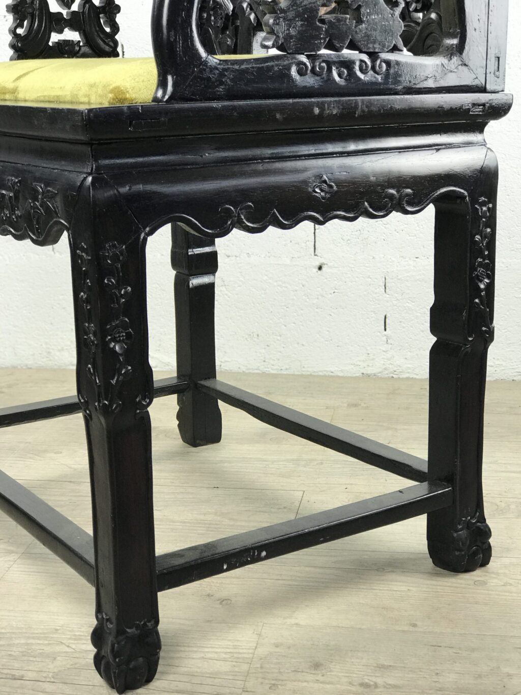 Fauteuil chinois en bois sculpté et marbre rouge pâle. – Image 6