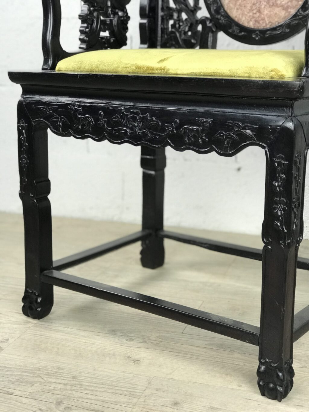 Fauteuil chinois en bois sculpté et marbre rouge pâle. – Image 7