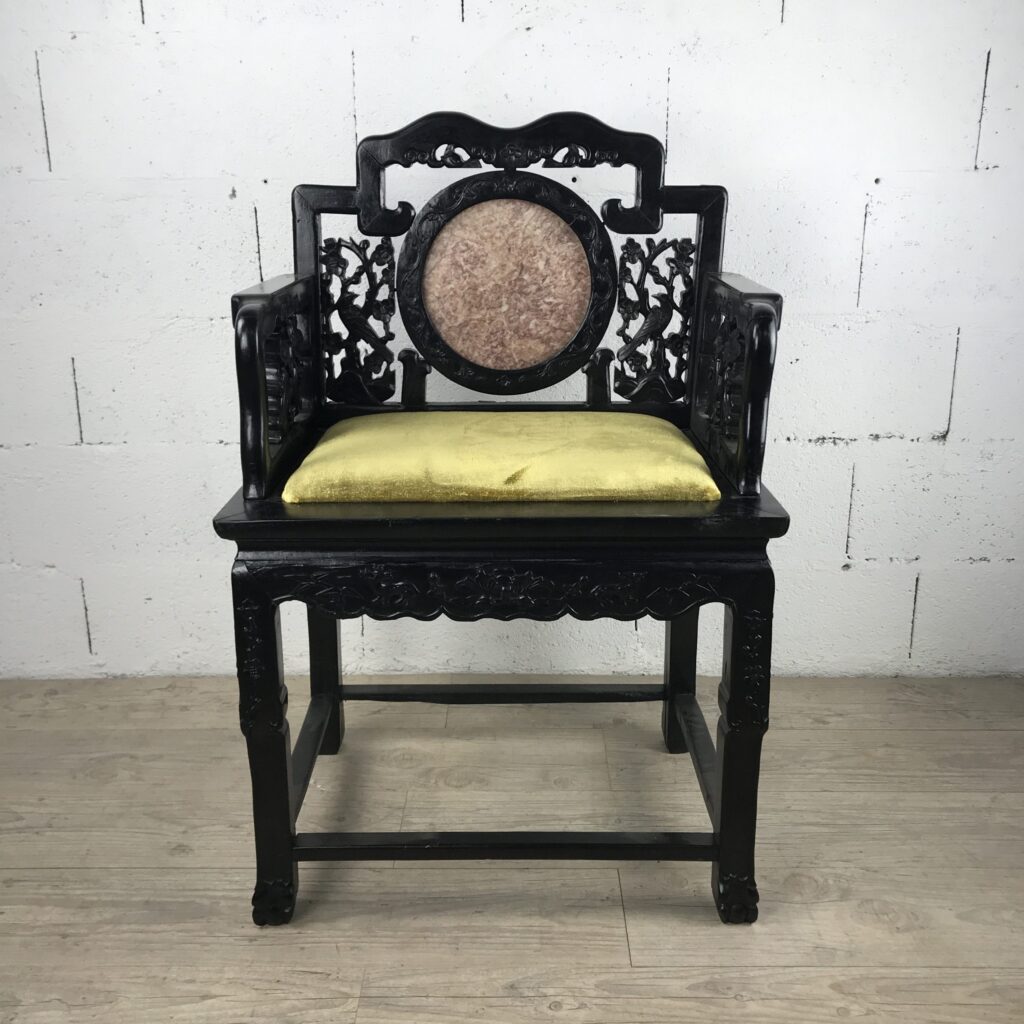 Fauteuil chinois en bois sculpté et marbre rouge pâle. – Image 8