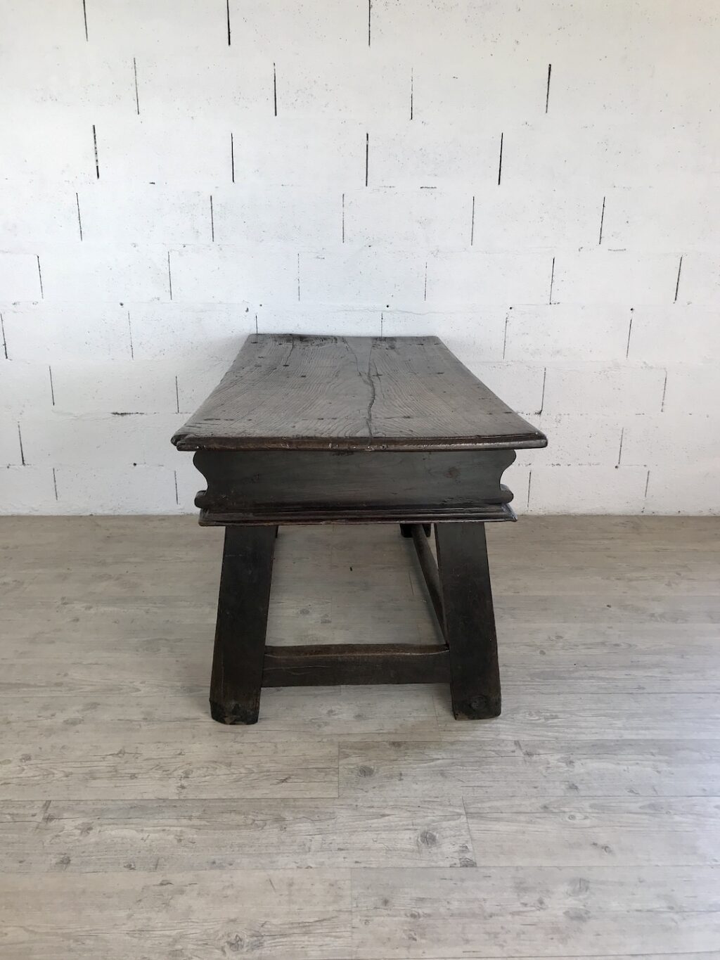 Grand bureau plat italien à tiroirs en bois ciré – Image 6