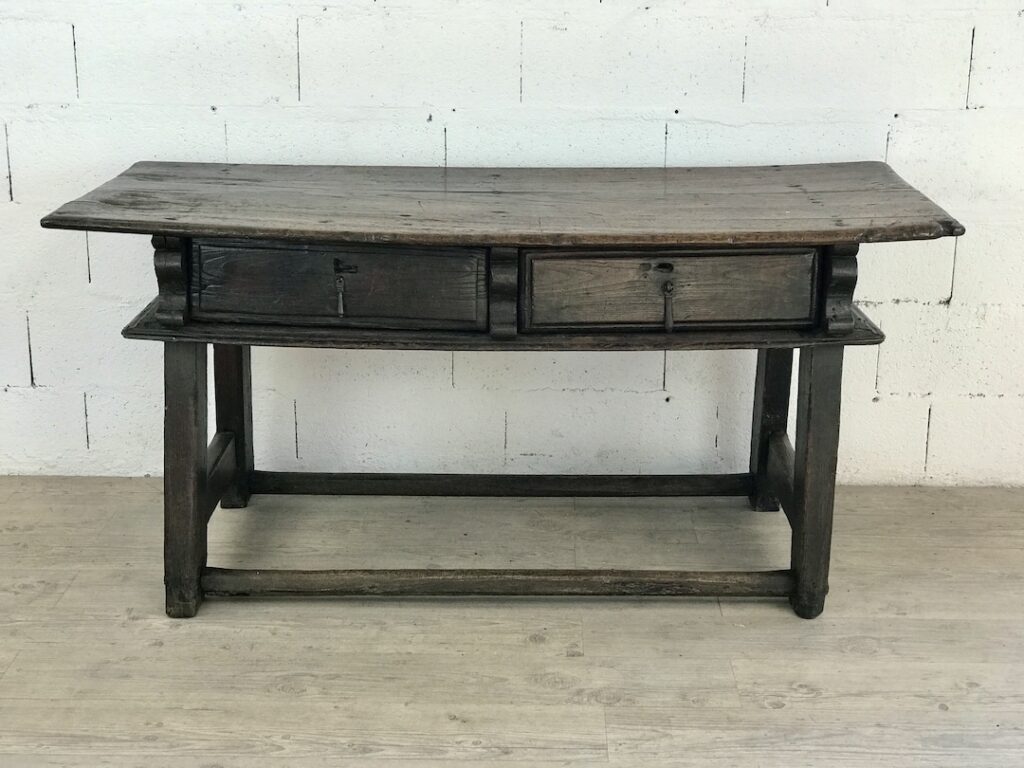 Grand bureau plat italien à tiroirs en bois ciré – Image 2