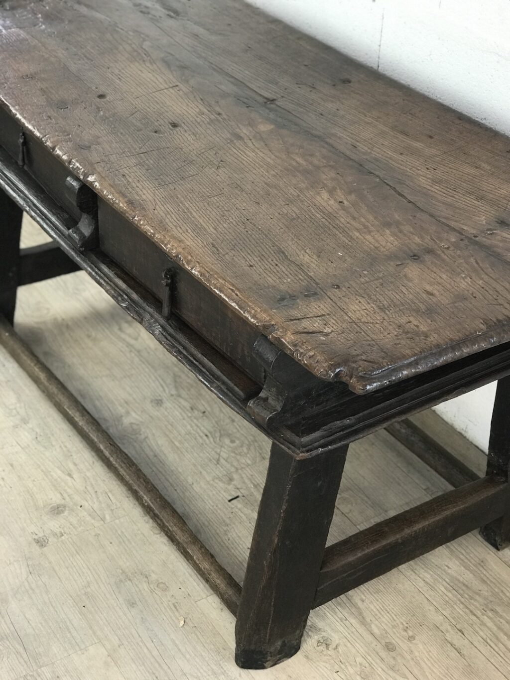 Grand bureau plat italien à tiroirs en bois ciré – Image 3