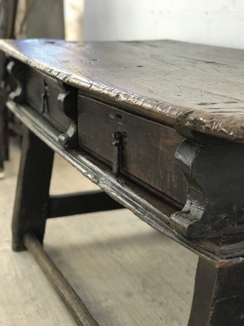 Grand bureau plat italien à tiroirs en bois ciré – Image 4