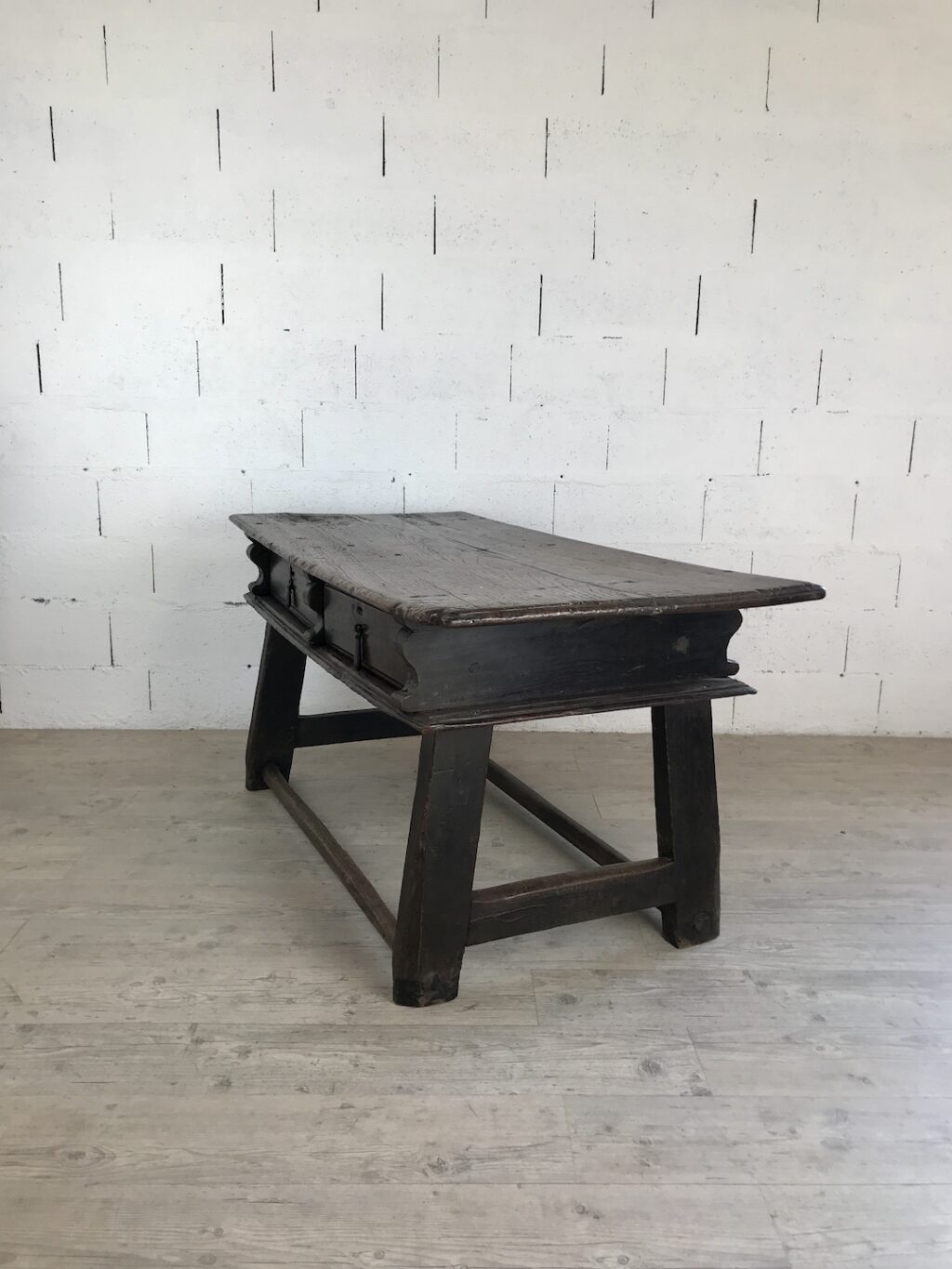Grand bureau plat italien à tiroirs en bois ciré – Image 5