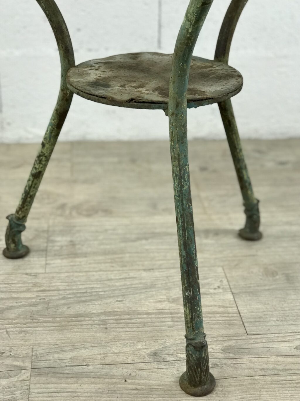 Gueridon tripode tête de bélier – Image 3