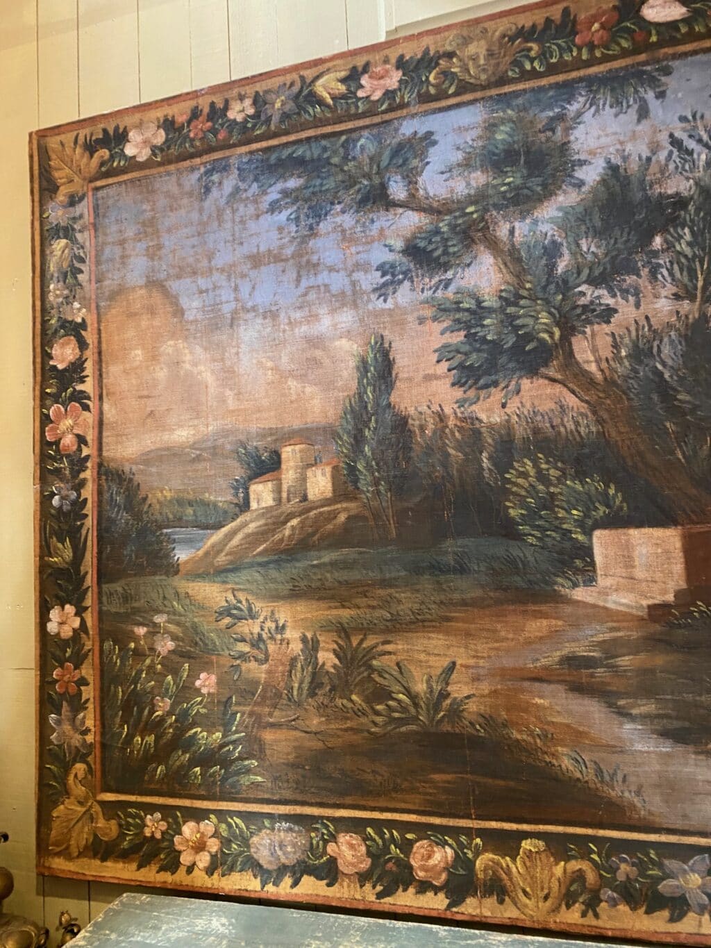 Grande toile peinte "Paysage de Provence" et bordure fleurie - montée sur chassis bois- France XVIIIe – Image 3