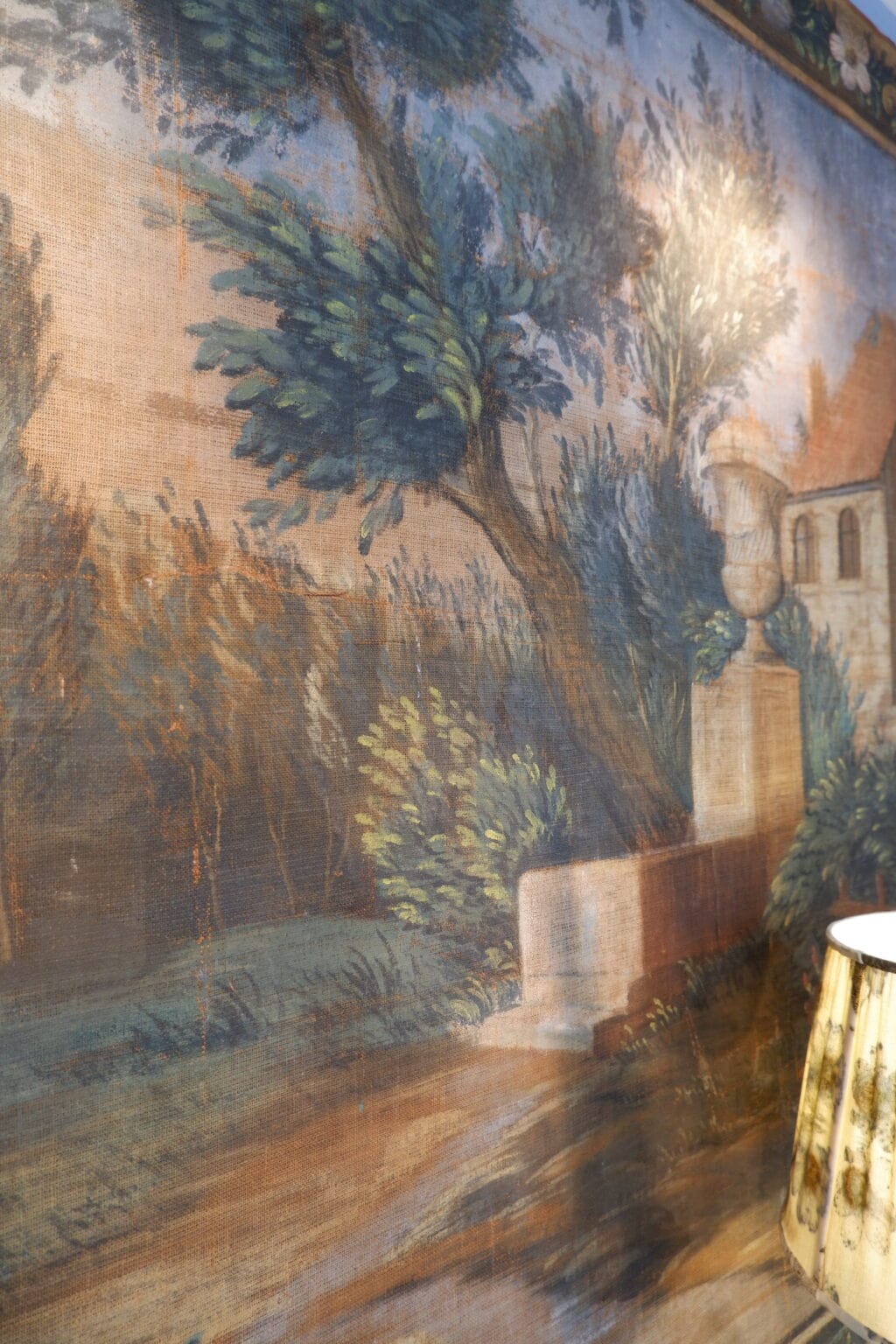 Grande toile peinte "Paysage de Provence" et bordure fleurie - montée sur chassis bois- France XVIIIe – Image 4