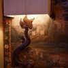 Une paire de grandes lampes "dauphins" en tôle + A/J écrans en soie or. – Image 5